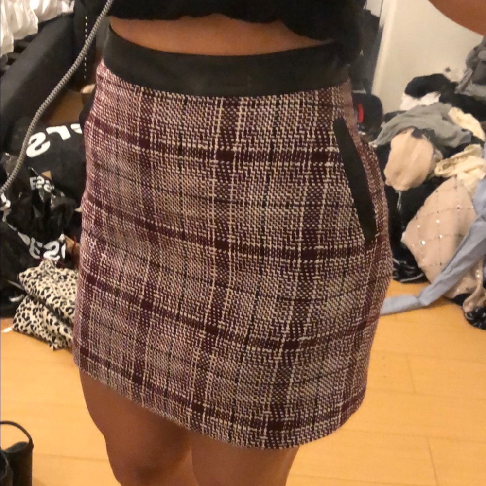 Plaid red skirt with leather details